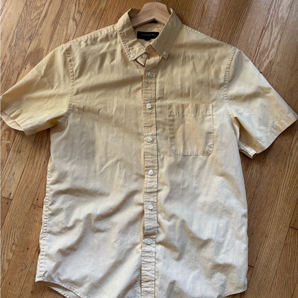 Banana Republic Light yellow Short Sleeve Shirt - Picture 2 of 3